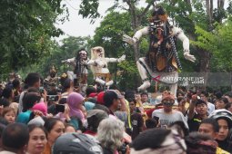 Wisatawan mancanegara kagumi pawai Ogoh-ogoh di Surabaya