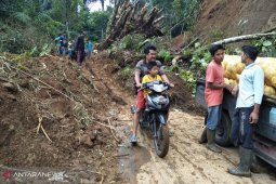 Jalan tertimbun longsor di Rejang Lebong belum dapat dilalui