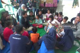 Petugas perpustakaan hibur anak-anak pengungsi banjir di Madiun