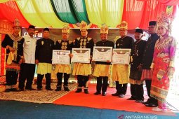 Forum Mukim Aceh Barat anugerahkan warga kehormatan untuk Direksi Mifa