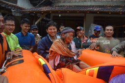 Korban banjir Trenggalek mulai tinggalkan posko pengungsian