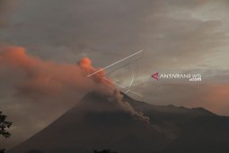 Awan panas guguran meluncur dari Gunung Merapi