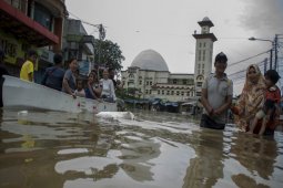 Floods hit 11 sub-districts in Bandung, claims one life