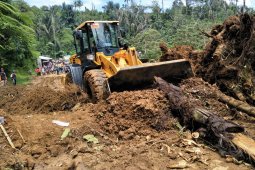 Jalan tertimbun longsor di Rejang Lebong sudah dapat dilalui