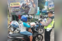 Awas, main HP sambil berkendara bakal ditilang Polisi Kapuas Hulu