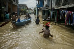 Jalan Dayeuhkolot-Baleendah Bandung terputus akibat banjir