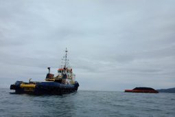 Tongkang batu bara terdampar di Pantai Pasirian Lumajang