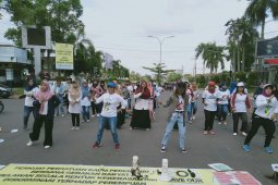 Perempuan di Jambi menari bersama peringati Hari Perempuan Internasional