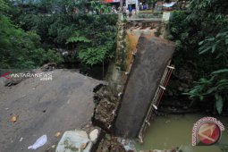 Banjir di Sumbawa Barat putuskan jembatan Dusun Moteng