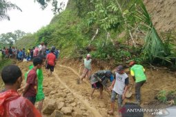 Delapan orang tertimbun longsor di Manggarai Barat