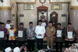 Presiden Serahkan Sertifikat Wakaf Kepada Warga Lampung
