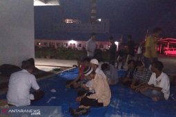 Petani bertahan dan bermalam di PLTU Teluk Sepang, tuntut ganti rugi tanaman
