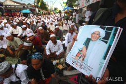 Evakuasi jemaah haul guru sakumpul melalui sungai