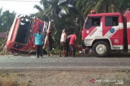 Mobil pemadam kebakaran terbalik, seorang petugas tewas tertimpa