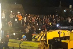 Evakuasi KRL anjlok jadi tontonan warga (Video)