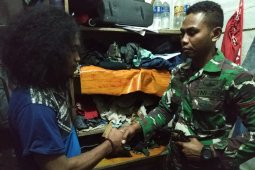 Seorang warga perumbang serahkan pistol rakitan kepada Satgas Pamtas