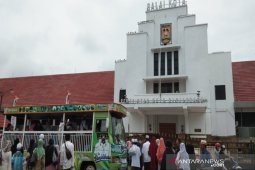 Bus wisata angkut jamaah Sekumpul