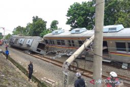 KRL Jatinegara-Bogor tertimpa tiang listrik