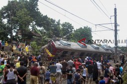 Kereta commuter line anjlok