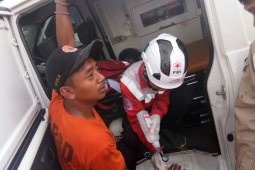 Petugas BPBD terluka saat evakuasi korban KRL anjlok