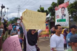 Ratusan warga aksi damai terkait penutupan jalan R3