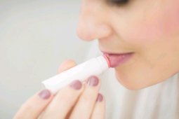 Menelan ludah dan pakai lip balm saat puasa, bikin batal? Ini hukumnya