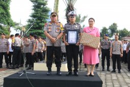 Polda Jatim beri penghargaan polisi penyelamat korban banjir
