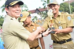 Sekda Babel serahkan hadiah kepada pemenang KORPRI