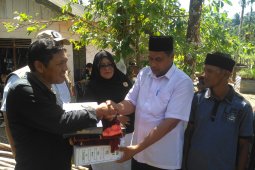 Pemkab Aceh Barat salurkan bantuan kelengkapan ibadah untuk warga Sikundo