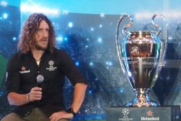 Puyol pamerkan Piala Liga Champions di Surabaya (Video)