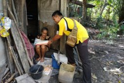 Bhabinkamtibmas Polsek Sungailiat salurkan bansos