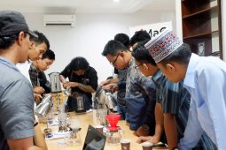 Calon Barista dapat pelatihan gratis dari Kopi Abah