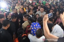 Presiden Joko Widodo beli Teri Medan di Pasar Petisah