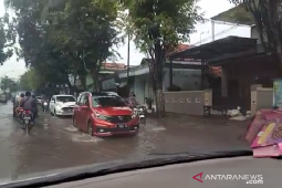 Jalur antarkabupaten di Madura tergenang banjir