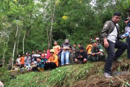 Bangkai helikopter jatuh di Tasikmalaya jadi tontonan warga