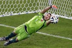 Kiper Napoli dilarikan ke rumah sakit