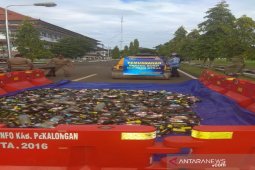 Ratusan Botol Miras Dimusnahkan Satpol PP