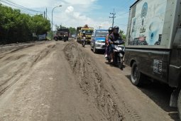 Jalan nasional Gresik-Surabaya berlumpur usai hujan reda