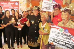 Bupati Badung serahkan bantuan bedah rumah di Tabanan