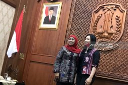 Livi Zheng ajak Khofifah saksikan "Bali: Beats of Paradise" (Video)