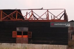 Angin puting beliung rusak lima rumah di Tapteng
