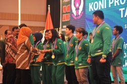 Gubernur Jatim berikan beasiswa 180 atlet peraih emas PON