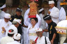 Bupati Karangasem hadiri puncak "Betara Turun Kabeh" di Besakih