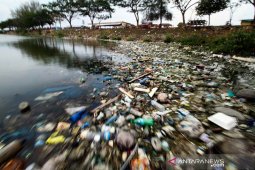 Waduk tercemar limbah plastik