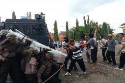 Antisipasi gangguan kamtibmas, Polres Situbondo gelar simulasi pengamanan pemilu (Video)
