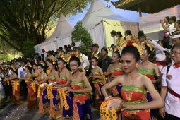 Warga Bali "uyel-uyel" dekati Presiden Jokowi saat ke Pasar Badung