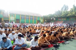 Ratusan siswa SMKN 1 Garut doa bersama hadapi UN