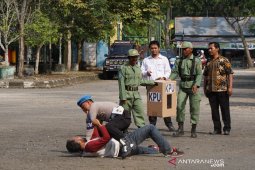Sejumlah massa "serang" kantor KPU