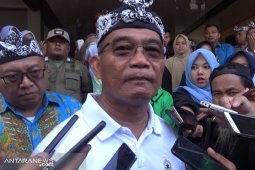 Mendikbud bagi hadiah untuk guru dan siswa di Garut