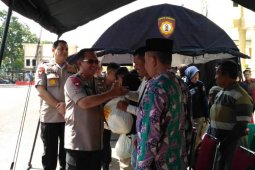 Polda Jambi bagikan sembako gratis untuk penjaga masjid